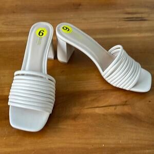 Cushionaire memory foam heel sandals, size 9, new
